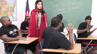 Целку ломают